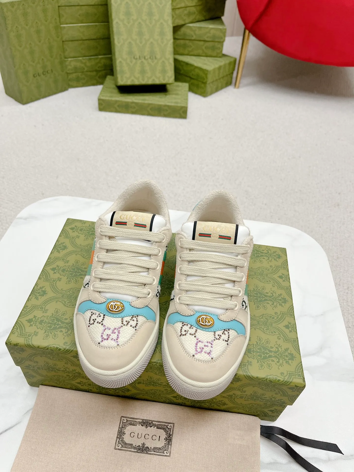 👟👟Ex-factory price 480👟👟 Gucci————Purchase version GG series distressed dirty shoes-hot style is coming! 9 times out of 10 sales, you will definitely get the money. Ready stock! Spot goods! Spot goods! New colors added - the ultimate version on the market! Purchase the original version and develop it... fabric, material, outsole, and details can be compared at will! Open-mold Swarovski one-to-one replica rhinestone chain...Metal cherry pendant...Metal double G crystal cylindrical mark...Gucci original customized narrow webbing...Super flash series - flash diamond chain. The cherry decoration is detachable and can be changed into two to match with each other to show your personality. Exclusive color-brushed cowhide fabric. Hand-made distressed is very textured and has a sense of luxury! The details of the workmanship can be seen in the drawings, and no line is missed. The original terry cloth is delicate, soft and more comfortable and breathable. The privately stamped two-color original TPU outsole (lower layer is wider, upper layer is narrower). Matching packaging⭐️ Size: Female 35-40 (Female 41 customized)